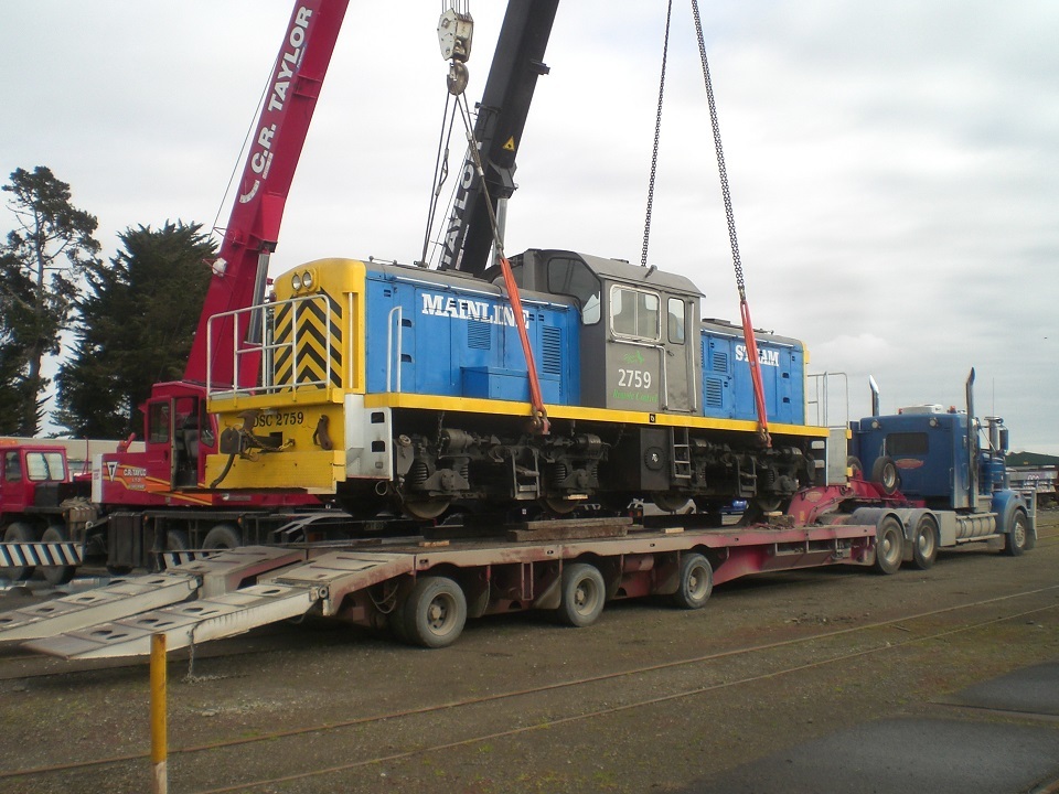 DSC2759 being lifted off trailer